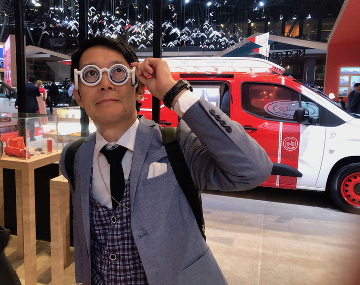 シトロエンのブースにて「マッキナ あらモーダ！」の第562回で紹介した乗り物酔い防止アイウエア「シートロエン」を試す。シトロエンのデザインスタジオが監修したおしゃれデザインのはずだが、筆者がかけるとどこか大正風。