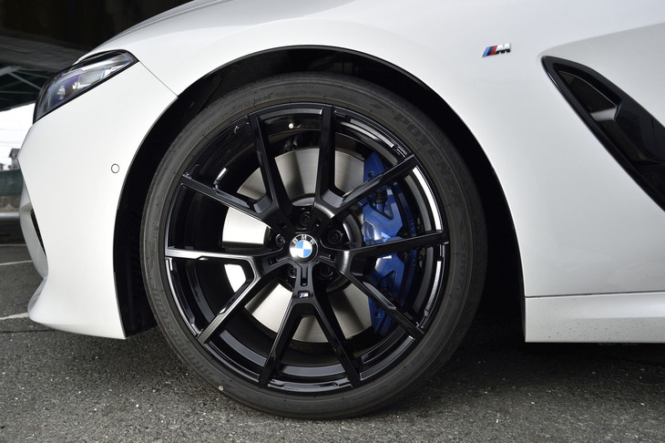 試乗車には、前245/35R20、後ろ275/30R20サイズの「ブリヂストン・ポテンザS007」ランフラットタイヤが装着されていた。ホイールはオプションの「Mテクニックスポーツパッケージ」に含まれる「MライトアロイホイールYスポークスタイリング728M」。