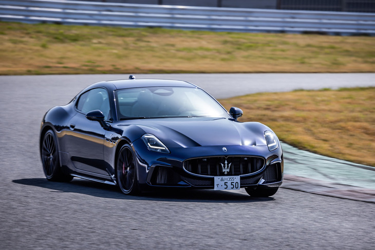 2022年10月に世界初公開された2代目「マセラティ・グラントゥーリズモ」。1947年にマセラティ初のグランドツアラーとして登場した「A6 1500」の系譜に連なるクーペだ。写真の「グラントゥーリズモ トロフェオ」の車両本体価格は2998万円。
