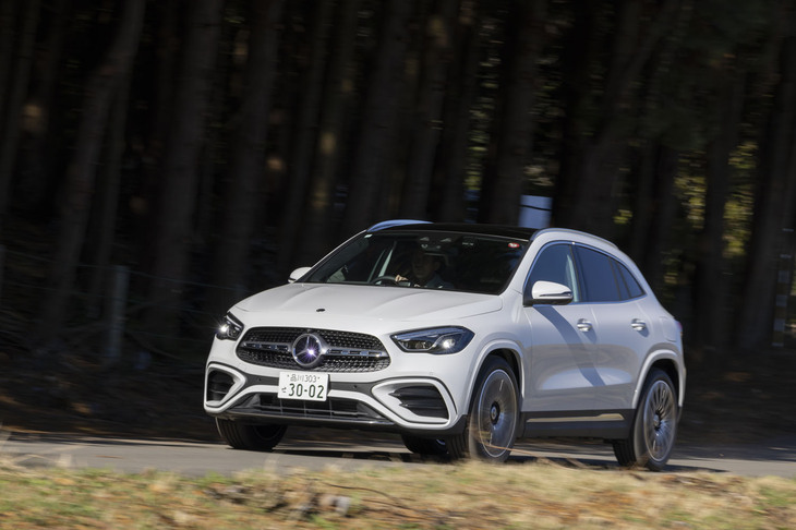 「AMGラインパッケージ」にアダプティブダンピングサスペンションが含まれるようになったのが新しい。減衰力は路面や速度に応じて連続的に変わる。