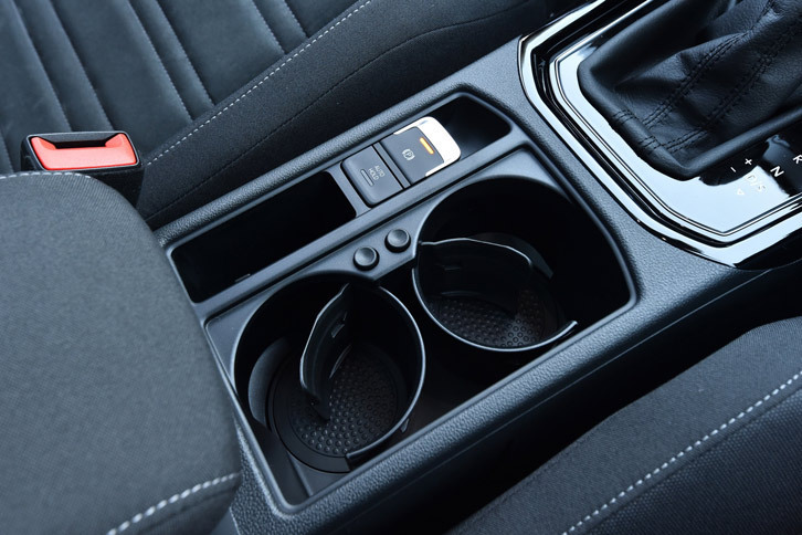 1列目シートのセンターコンソールに備わる収納スペース。丸いボタンを押すと仕切りが飛び出し、ドリンクホルダーとして利用できる。