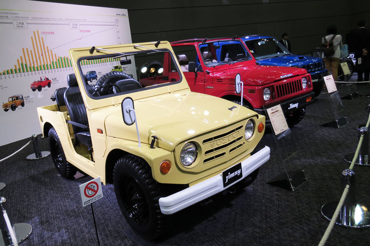 2018年7月に開催された現行型発表会の会場に展示されていた、歴代「ジムニー」。手前が1970年4月10日に誕生した「LJ10」だ。