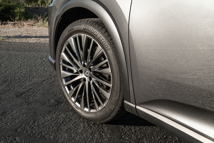 タイヤのサイズは、モデルにより235/50R21（写真）または235/60R19となっている。