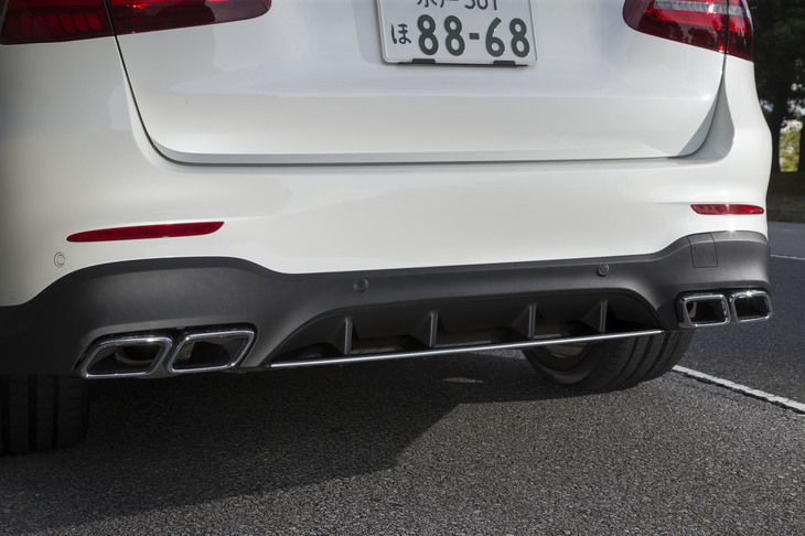 排気管内にはそれぞれ3枚のフラップが仕込まれており、走行モードに応じてエキゾーストサウンドを変化させる。