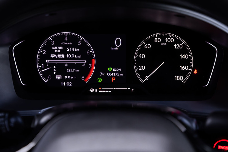 上級モデル「EX」が10.2インチのフル液晶パネルであるの対して、今回試乗した「LX」では、7インチの液晶パネルとアナログスピードメーターの組み合わせとなる。