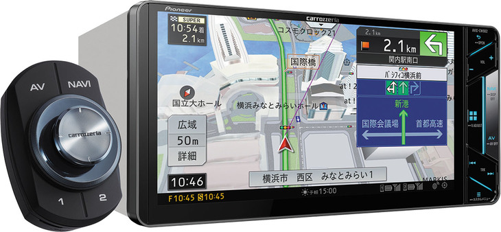 AVIC-CW902は7V型WVGA画面を持つ横幅200mmモデル。2DIN型より20mm広げられた部分によく使うハードキーが配され、使いやすさを訴求。実勢価格は税別で14万円前後。MAユニット付きモデルの実勢価格は20万円前後（税別）