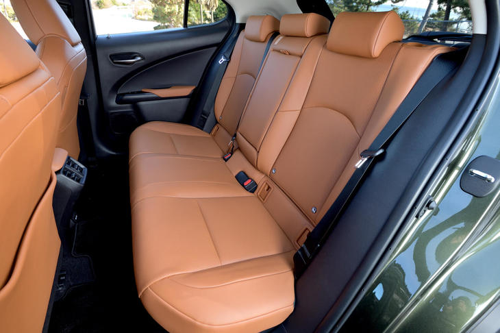 リアの居住空間は大人2人であれば十分といえるもの。同じプラットフォームを使う「トヨタC-HR」にはない、エアコンの吹き出し口が備わっている。