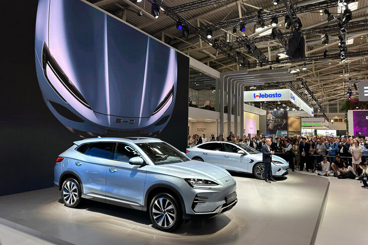 BYDのプレスカンファレンスにて、「シールU」（手前）と「シール」（奥）の特徴を解説する、同社のヘッド・デザイナー、ヴォルフガング・エッガー氏。