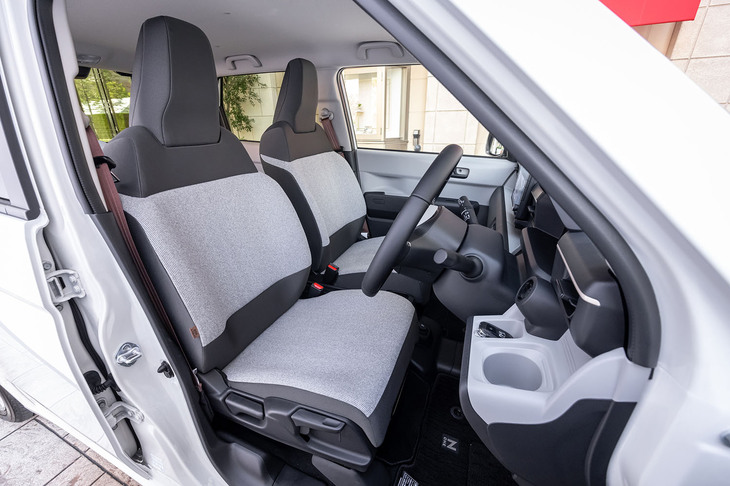 ヘッドレスト一体型のフロントシート。インテリアは濃淡のあるグレーと、差し色となるブラウンでコーディネートされる。「N-ONE e：」のメインターゲットは40～50代の女性だが、“甘い”方向によりすぎないように仕上げられている。