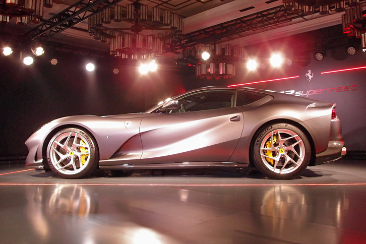 流麗な「812スーパーファスト」のエクステリアデザインは、フェラーリ社内のスタイリングセンターが手がけた。