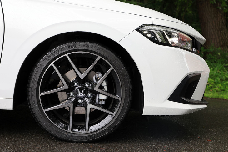 タイヤサイズはガソリン車と同じ235/40R18。ただし銘柄は異なり、「e：HEV」には「ミシュラン・パイロットスポーツ4」が採用される。