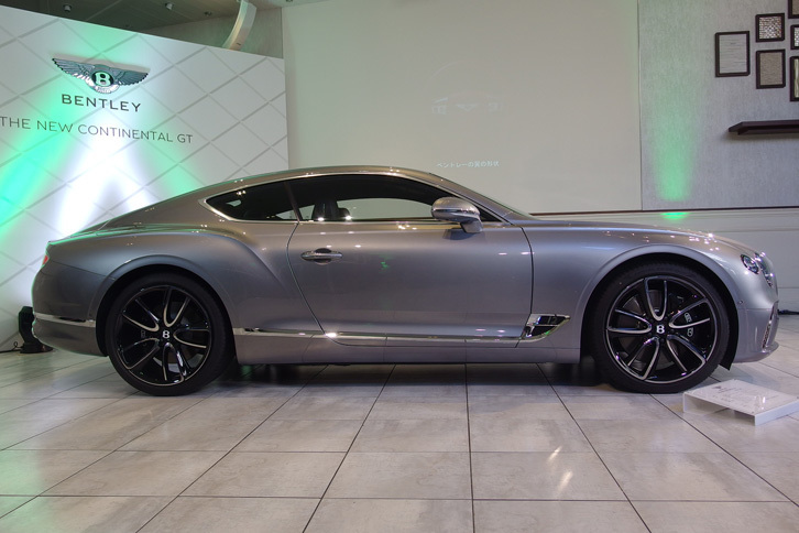 新型では、フロントアクスルをより前方にレイアウトすることで、ロングノーズ・ショートデッキのスタイリングが強調された。