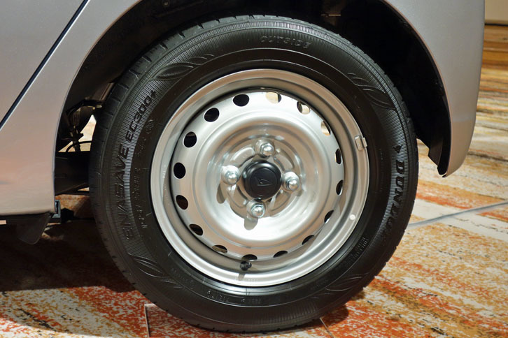 国内最軽量を実現したという13インチのタイヤ＆ホイール。タイヤは写真の「ダンロップ・エナセーブEC300＋」を含めて3銘柄が用意されている。