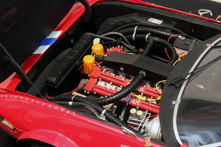 “テスタロッサ”仕様となった「365GTB/4」の4.4リッターV12 DOHCエンジン。ちなみに右端に見えるワイパーブレードは紙製である。