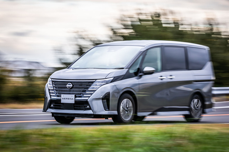 ダークメタルグレーのボディーカラーをまとった「セレナ ハイウェイスターVプロトタイプ」の走行シーン。