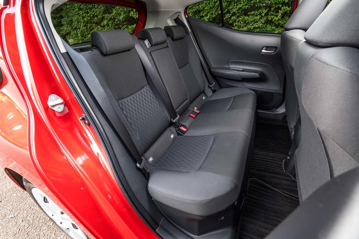 前後シート間の距離は先代モデルよりも20mm大きい880mm。リアドアの開口幅が大きく乗り降りしやすい。
