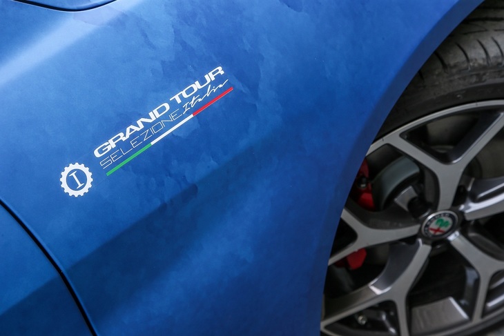 そのボディー色はラピスラズリ。