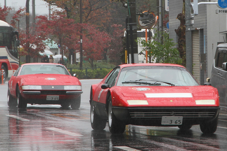 ランデブー走行で、2つ目のPC競技が行われる浅草の今戸神社に向かう1975年「フェラーリ365GT4 BB」と、通称“デイトナ”こと1970年「同365GTB/4」の365コンビ。