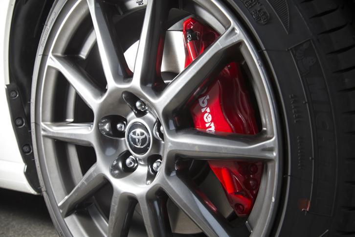 ブレンボ製のブレーキキャリパー。鮮やかな赤色が目を引く。