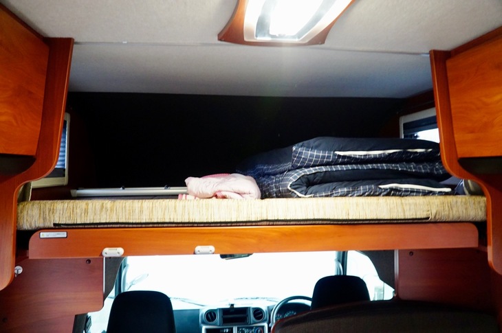 キャビンの上になる部分にも大きなベッドが用意される。