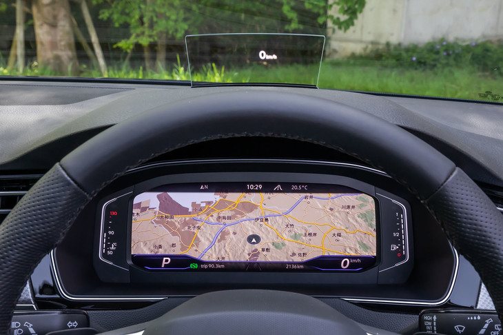 「アドバンス」グレードには、ヘッドアップディスプレイとデジタルメータークラスター「デジタルコックピットプロ」がセットで標準装備されている。