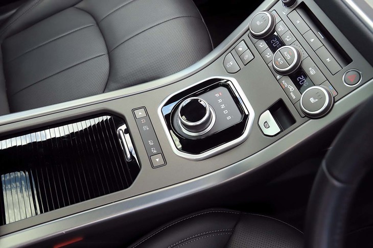 センターコンソールに備わる、ダイヤル式のシフトセレクター。最新の9段ATは、エンジンの回転数を抑えた穏やかな走りも、小気味よくキックダウンしてのスポーティーな走りもかなえている。