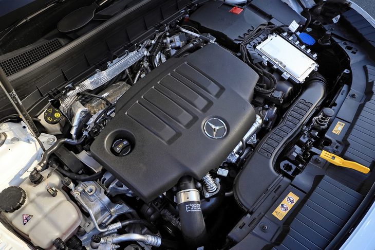 2リッター直4ディーゼルターボの「OM654q」をフロントに横置きで搭載。最高出力150PSと最大トルク320N・mを発生する。