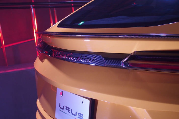 「ウルス」のテールランプは立体的な造形。ランプ部分は、他のランボルギーニ車と同様に、Y字をモチーフとしたデザインが採用されている。