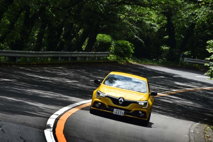 「DASS」と呼ばれる改良型マクファーソンストラット式フロントサスペンションを採用した「メガーヌ R.S.」。これにより、ハイパワーなFF車に顕著なトルクステアも抑えられている。