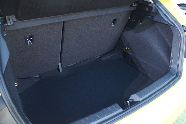 荷室容量は335リッター。従来型比で65リッター容量が拡大されている。