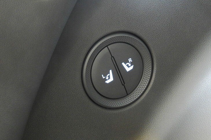 ヒョンデ・アイオニック5（リアシート格納ボタン）