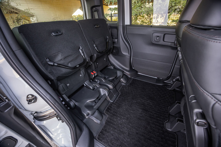 ベビーカーを畳まずに積めると従来型で評判の良かったリアシートのチップアップ機能は、新型でも健在。ワンタッチで簡単にシートを跳ね上げられる。写真は後席座面すべてをチップアップさせた様子。