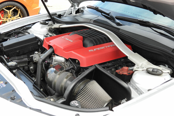 歴代のモデルと同様、5代目「シボレー・カマロ」も日本に導入されていたが、ハイパフォーマンスモデルの「ZL1」は正規では販売されなかった。日本では珍しい、貴重なカマロなのだ。見よ、このスーパーチャージャー付き6.2リッターV8エンジン「LSA」の雄姿を！