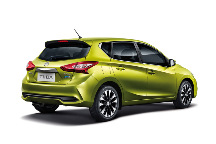 「ティーダ」のリアビュー。