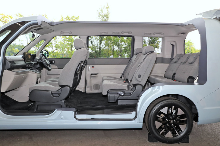 シートレイアウトは後席にいくほど着座位置を高くすることで、2・3列目シートの閉塞感を抑制。サイドウィンドウ下端のラインは水平な直線、かつダッシュボード上面と同じ高さでそろえられている。