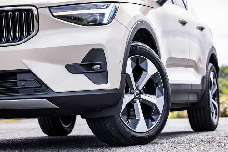 「XC40ウルトラB4 AWD」では、ダイアモンドカット／マットグラファイトの「19インチ5Yスポーク」ホイールが標準装備となり、今回の試乗車は235/50R19サイズの「ミシュランeプライマシー」タイヤが組み合わされていた。