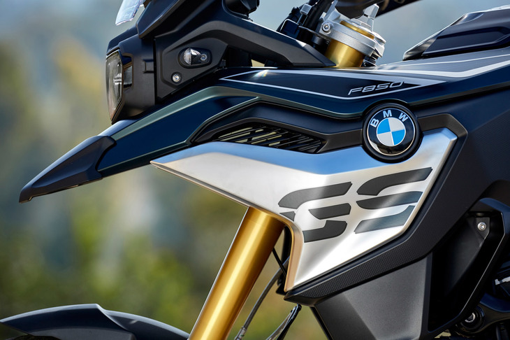 「GS」とはBMWのアドベンチャーモデルに用いられる伝統的な名称であり、その歴史は1980年にデビューした「R80G/S」までさかのぼる。