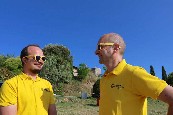 ポロシャツとサングラスで決めたマッテオさんとヴィットリオ会長。