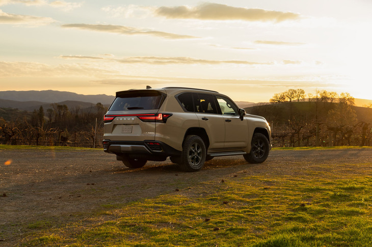 ウオータージャケットに包まれたハイブリッドバッテリーは荷室の床下に搭載。補器類用の12Vバッテリーはボンネット内から荷室の左側に移されている。