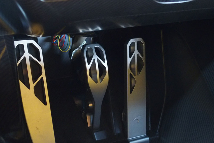 マクラーレンW1（ペダルとフットレスト）