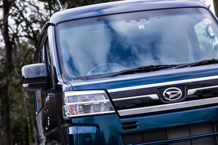 上級グレードに位置づけられる「アトレーRS」には、オートレベリング機能付きのLEDヘッドランプが標準で装備される。