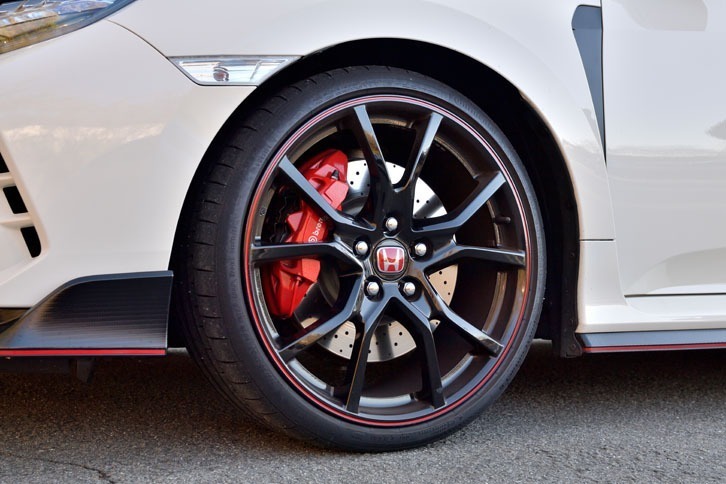 フロントブレーキはブレンボ製。キャリパーにはモノブロック4ピストンタイプ、ディスクにはドリルド＆ピラーフィン・ディスクが採用されている。