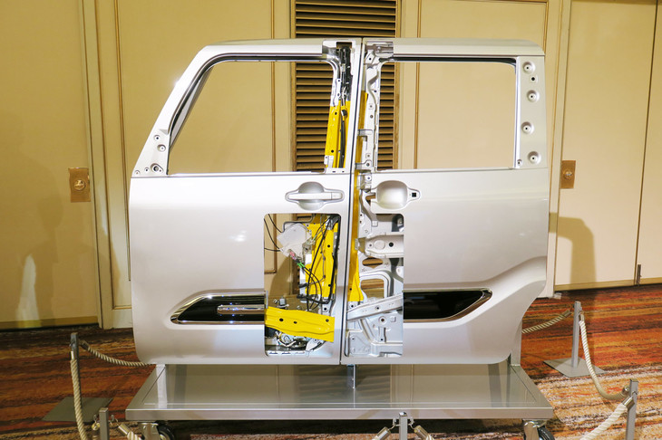 2代目「タント」から受け継がれる「ミラクルオープンドア」。