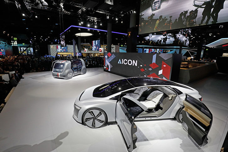 VWグループの2台のコンセプトカー、「セドリック」（奥）と「アウディ・アイコン」（手前）。