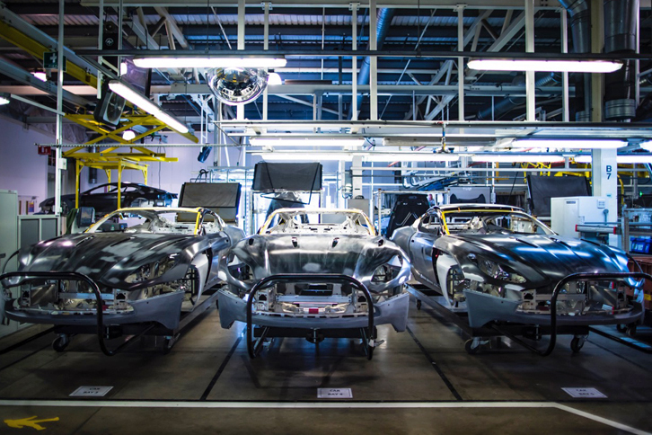 「DB9」のフルモデルチェンジ版ともいえる「DB11」のアルミボディーが並ぶアストンマーティンのゲイドン工場。アンディ・パーマーCEOにも話を伺った。（photo：Aston Martin）