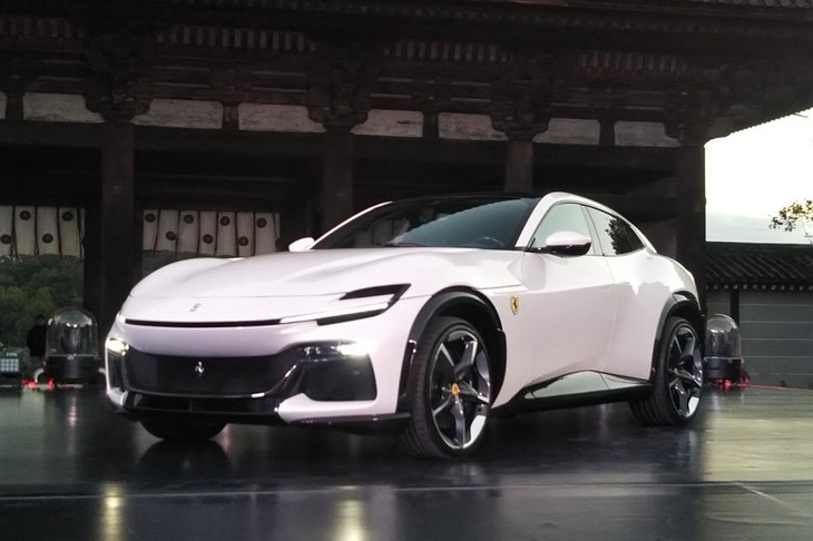 京都・仁和寺で披露された、ホワイトの「フェラーリ・プロサングエ」。