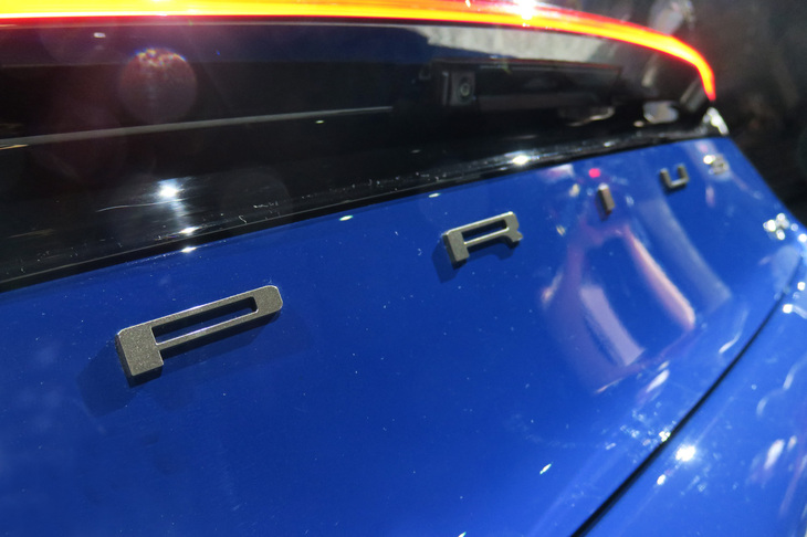 トヨタ・プリウス2.0L HEVプロトタイプ（「PRIUS」ロゴバッジ）