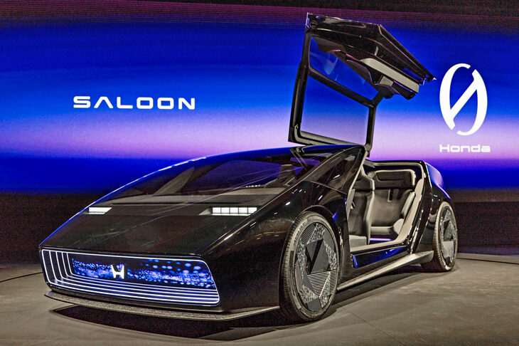 「CES 2024」にて世界初公開された「Honda 0シリーズ」のコンセプトモデル「SALOON（サルーン）」。ドアは前後一体のガルウイング式となっている。