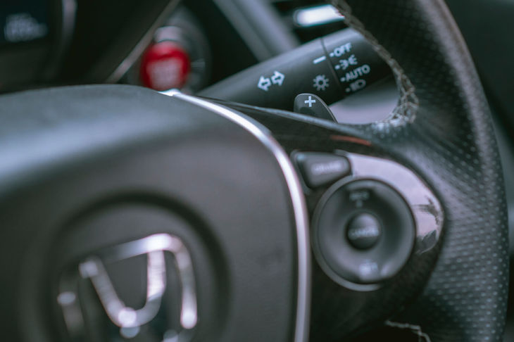 ノーマル車同様、シフトパドルが標準で備わる。