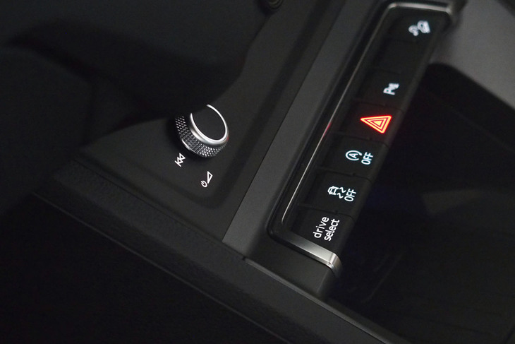 アウディQ3（センターコンソールスイッチ）